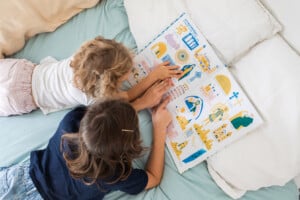 enfants lisant un livre d'art