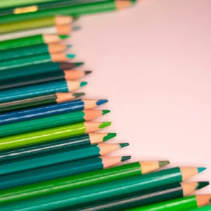 crayons_verts_lucas_george_wendt_unsplash_sept_nuances_de_vert
