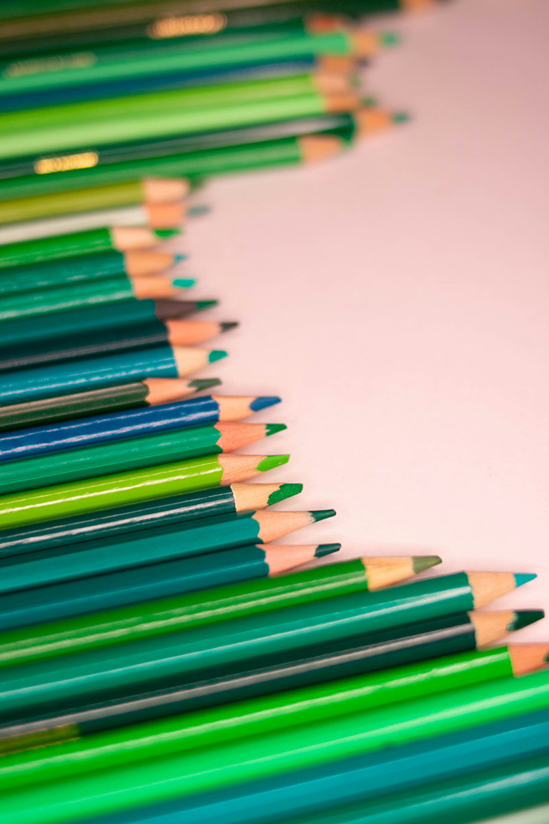 crayons_verts_lucas_george_wendt_unsplash_sept_nuances_de_vert