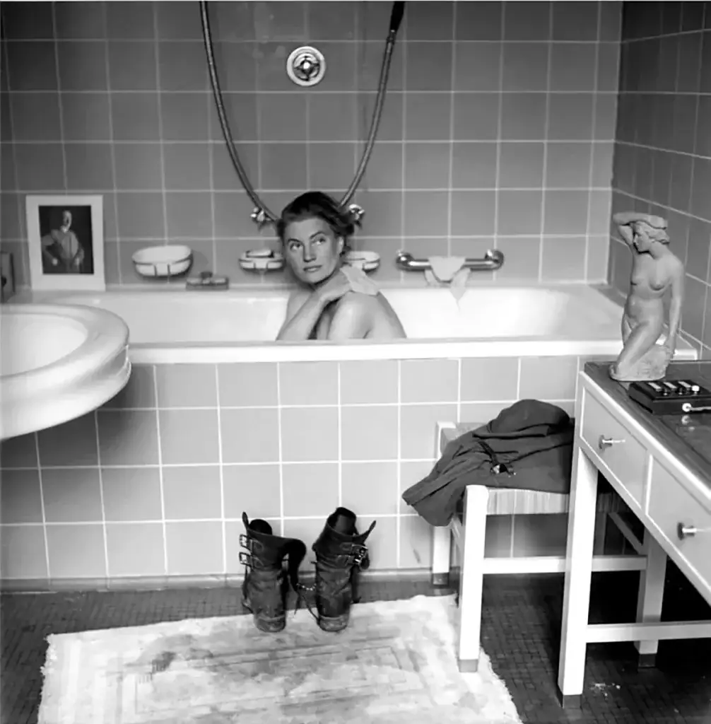 Lee_Miller_bain_Hitler_1945